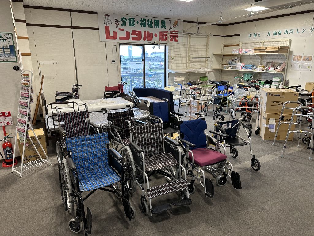 中城モール 介護用具レンタル事業部の展示スペース。車いす・介護ベッド・歩行器が並ぶ様子