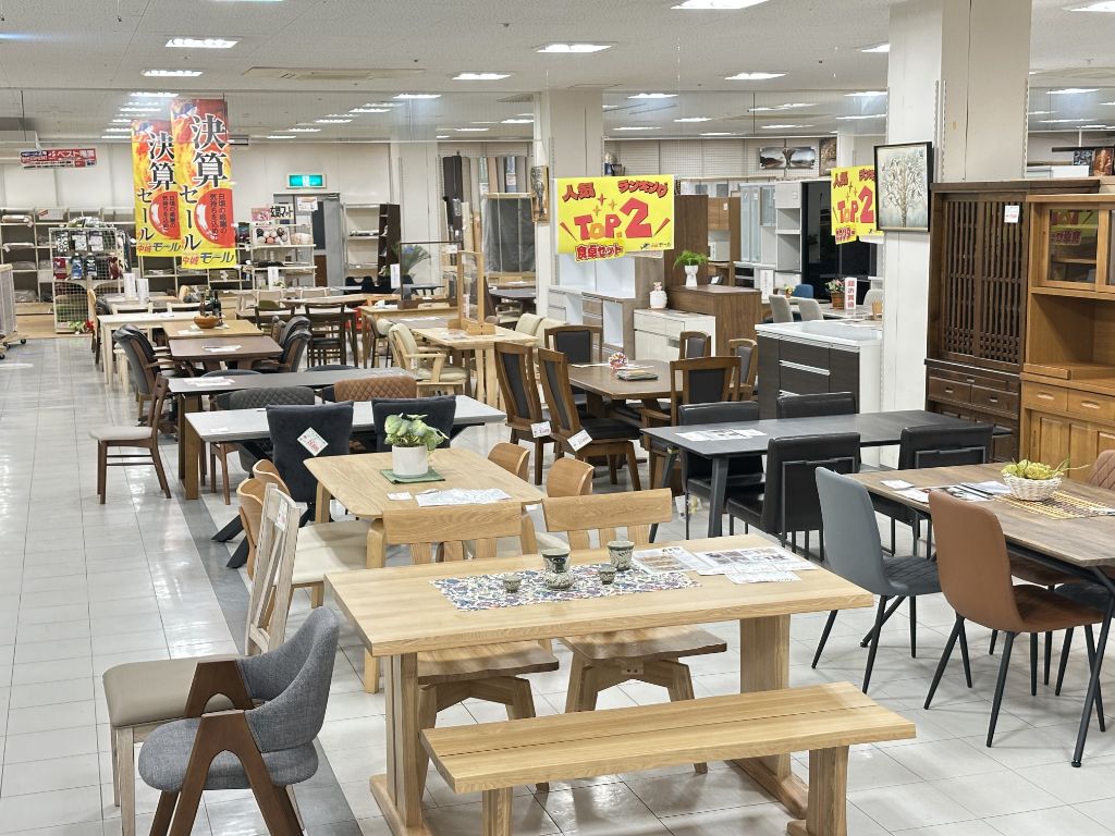 中城モール 家具事業部の広々とした店内展示。ダイニングテーブルやチェアが並ぶ様子